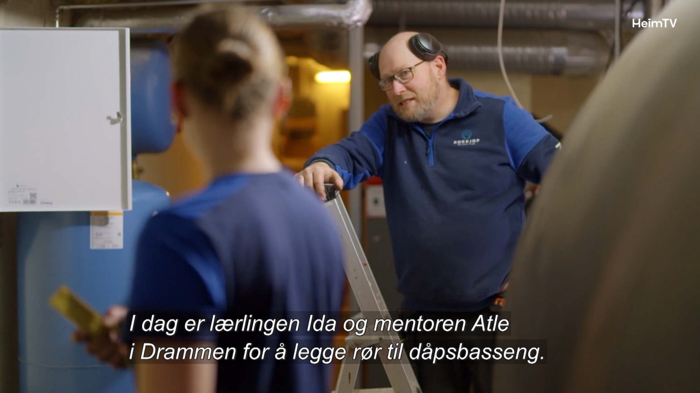 Rørleggermester Atle Fjellvang er læremesteren på sitt beste. 