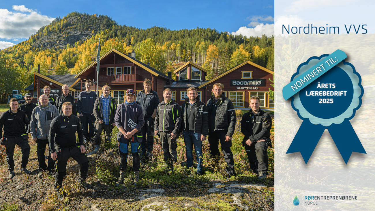 Alle i bedriften Nordheim VVS AS samlet ute på gresset foran kontoret deres.