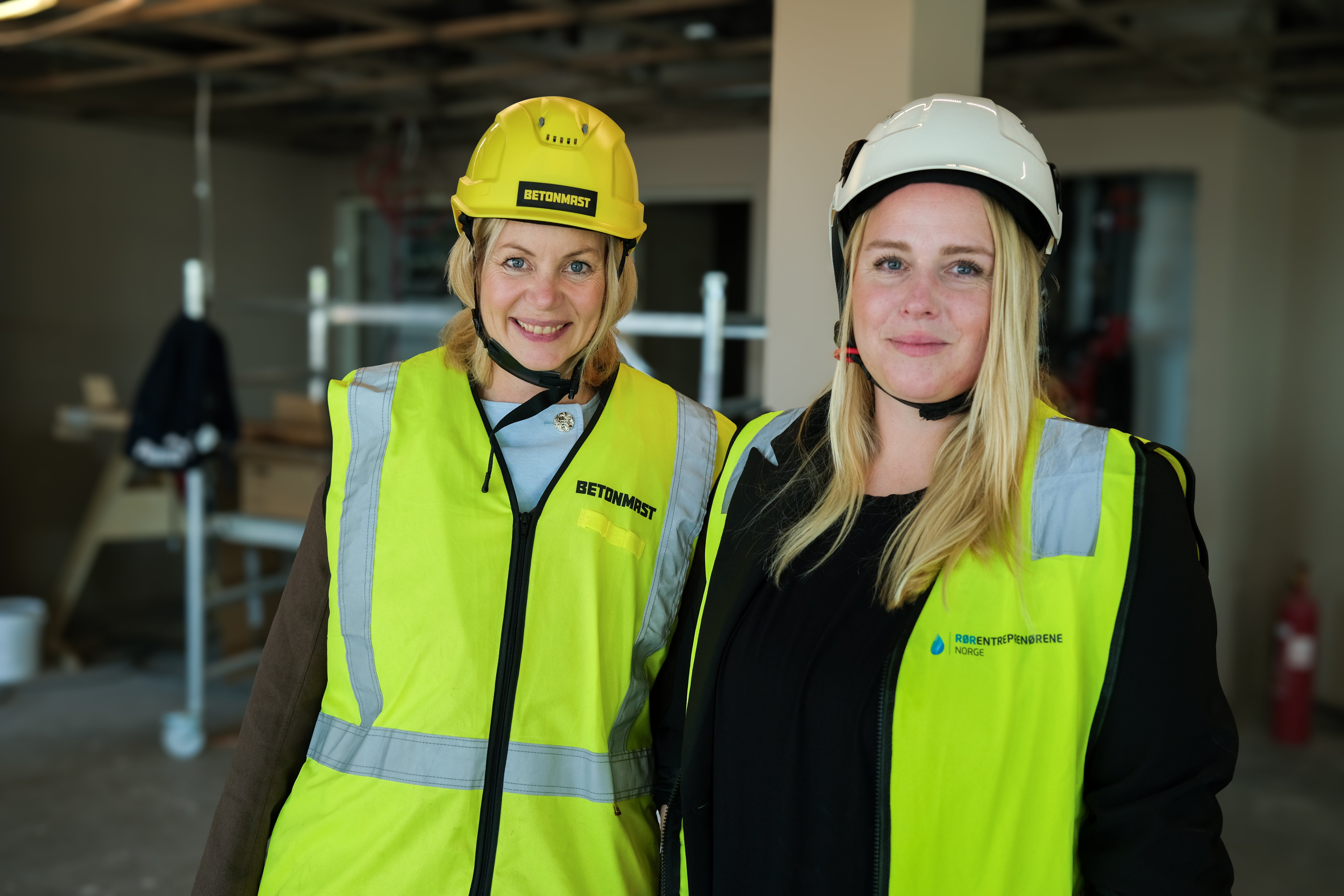 Lanserte Fagskolevelgeren: forsknings- og høyere utdanningsminister Sigrun Aasland, på byggeplassbesøk i Oslo for lanseringen. Her sammen med Iselin Abell Nilsen, fagsjef i RørNorge.