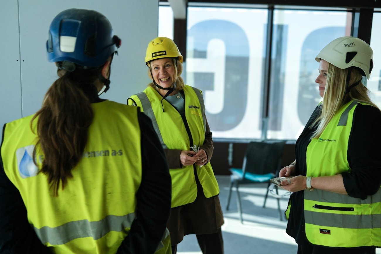 Lanserte Fagskolevelgeren: forsknings- og høyere utdanningsminister Sigrun Aasland, på byggeplassbesøk i Oslo for lanseringen. Her sammen med Anine Kjus, rørlegger i Eriksen & Jensen AS, og Iselin Abell Nilsen, fagsjef i RørNorge.