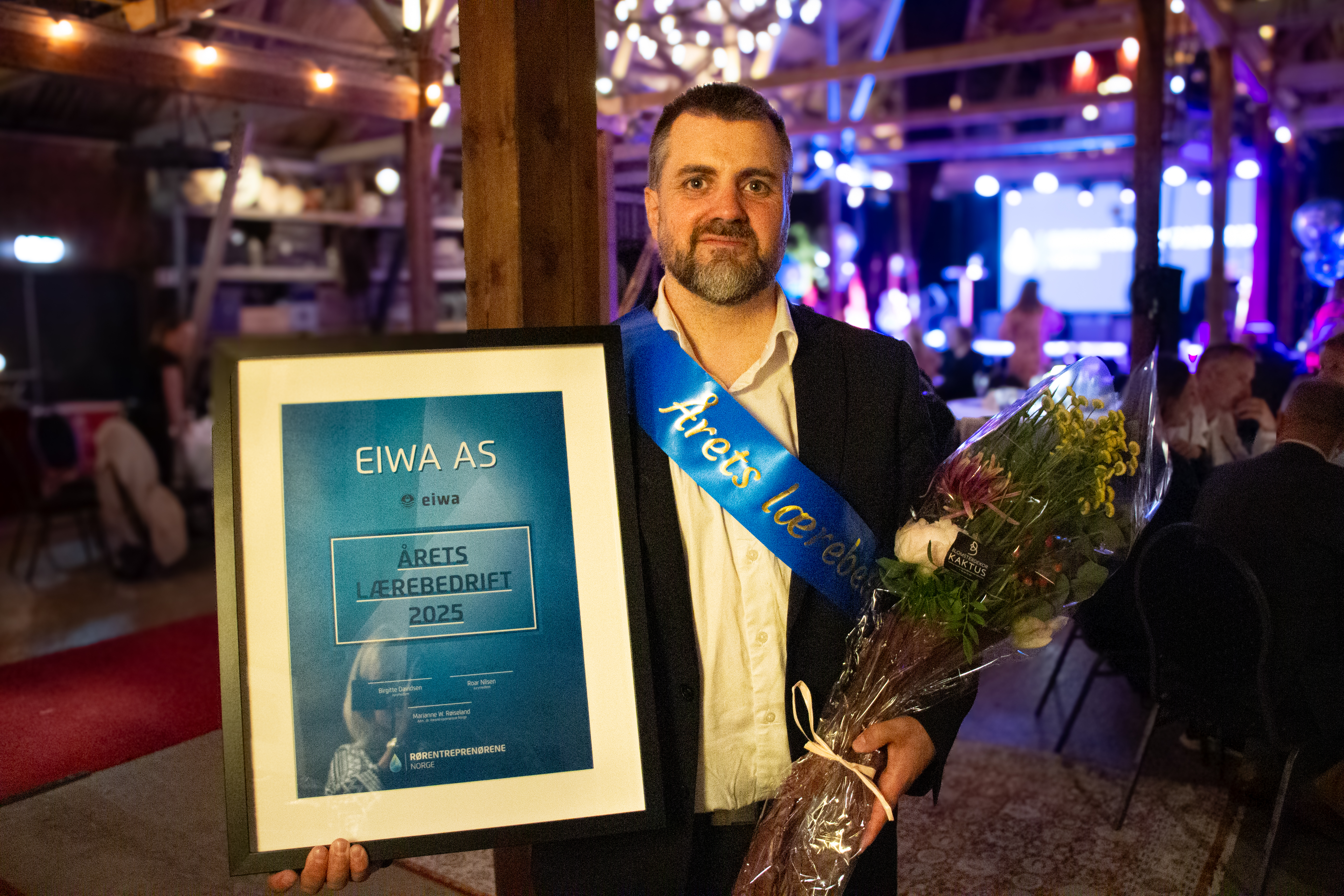 Her er Morten Vaksdal, prosjektleder i Eiwa for å ta i mot prisen