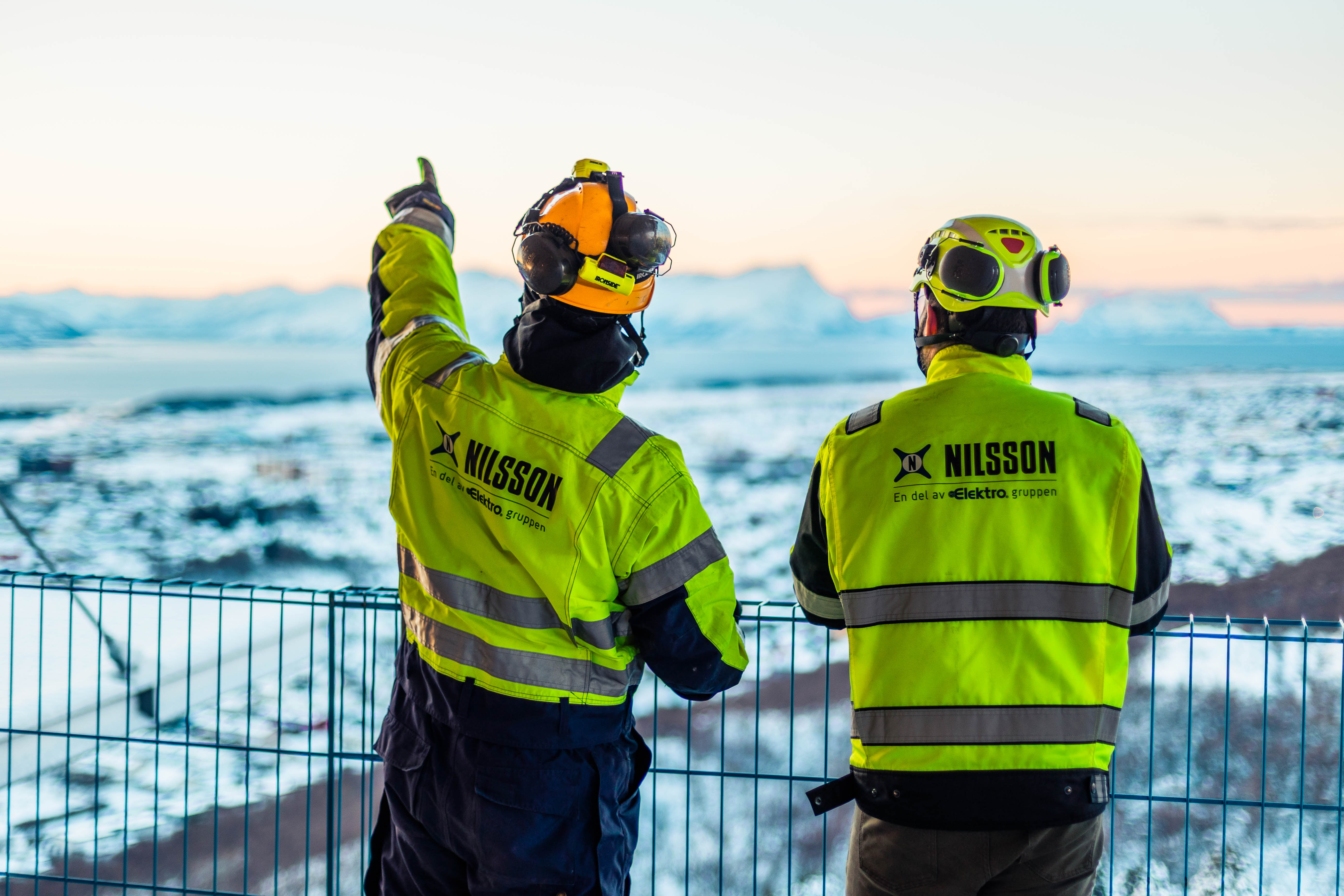 Lærling og Rørambassadør for Bli Rørlegger, Emil Lossius-Nilsson og Andreas Lillejord, adm. dir i Nilsson AS. Her står de med ryggen til på byggeplass.