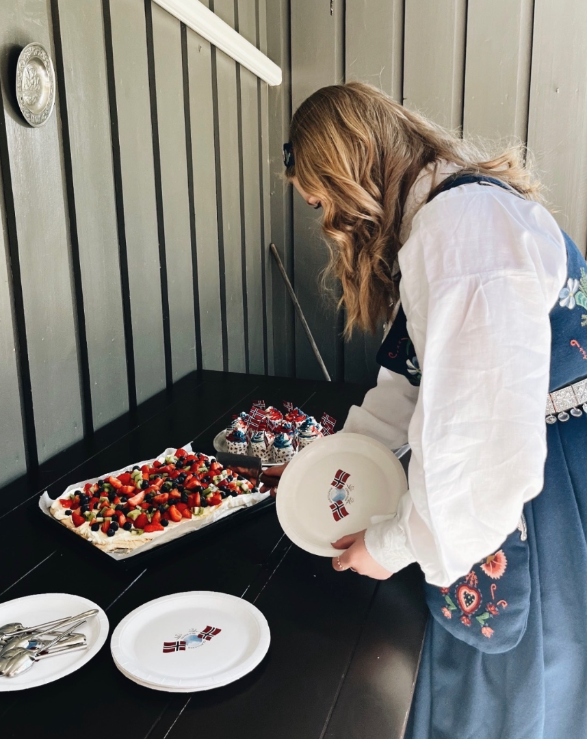 Thea og kaker hun har bakt. Foto: Privat