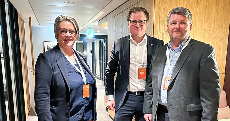 Avdelingsleder i Bergen Morten Husa (t.h.) møtte to særdeles lydhøre politikere; Marte Mjøs Persen og Aleksander Øren Heen.