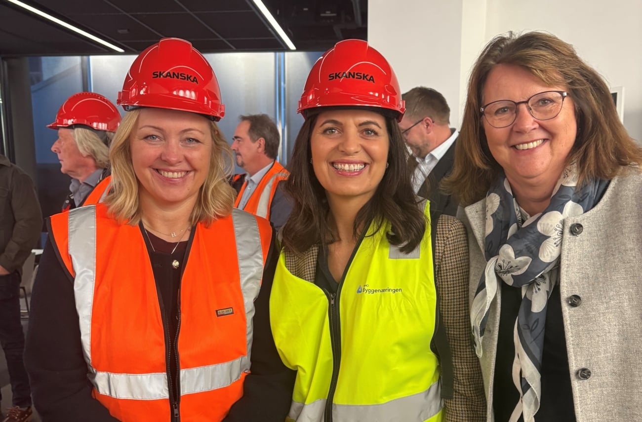 Arbeids- og inkluderingsminister Kjersti Stenseng sammen med Nina Solli og Kari Mæland, leder for IA Bransjeprogram bygg og anlegg på lanseringen av Asbestportalen. To av dem har på refleksvest og arbeidshjelm.
