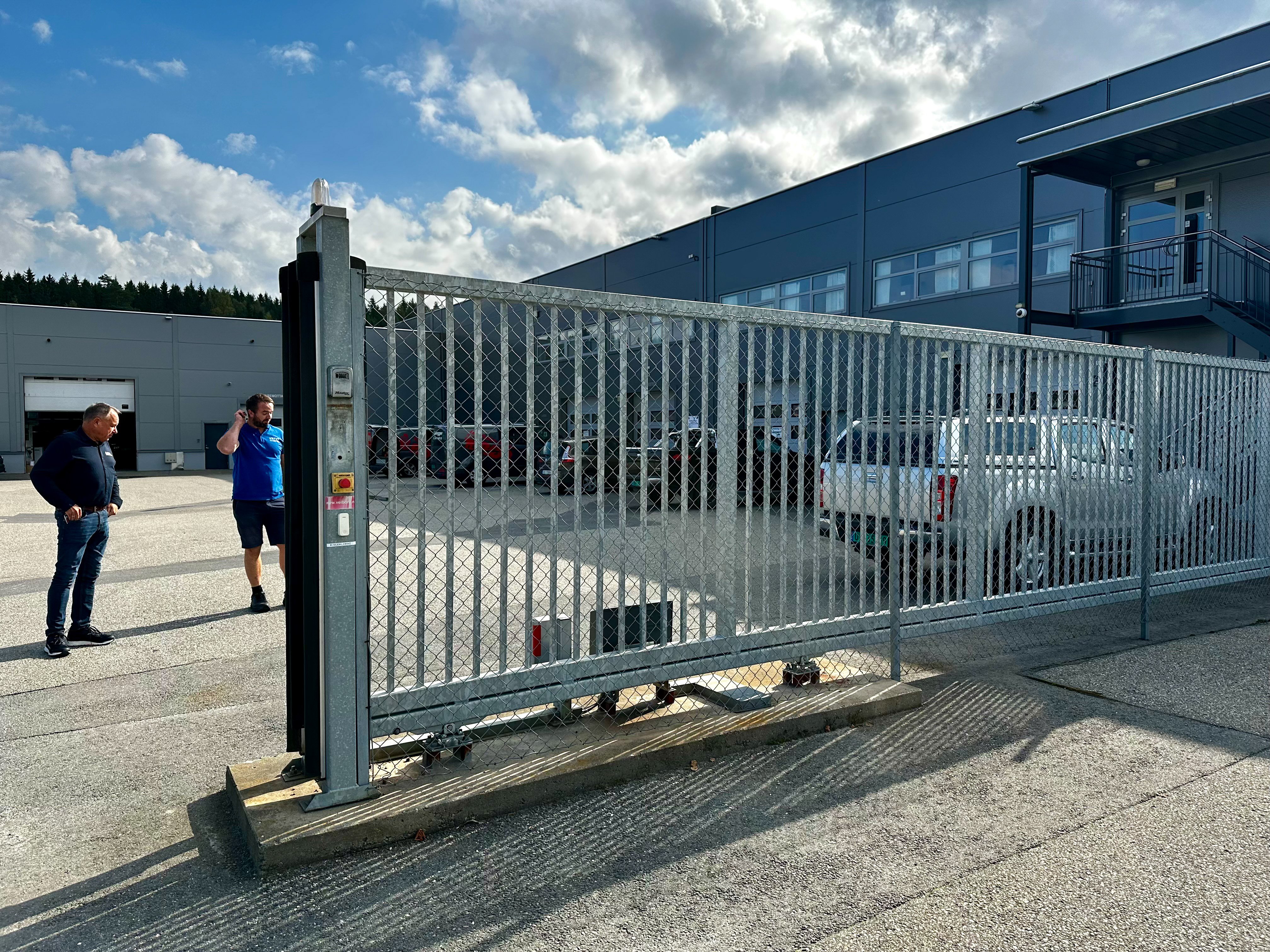 Gjerdet vi inn hele arbeidsplassen etter skremmende opplevelse. Foto: RørNorge