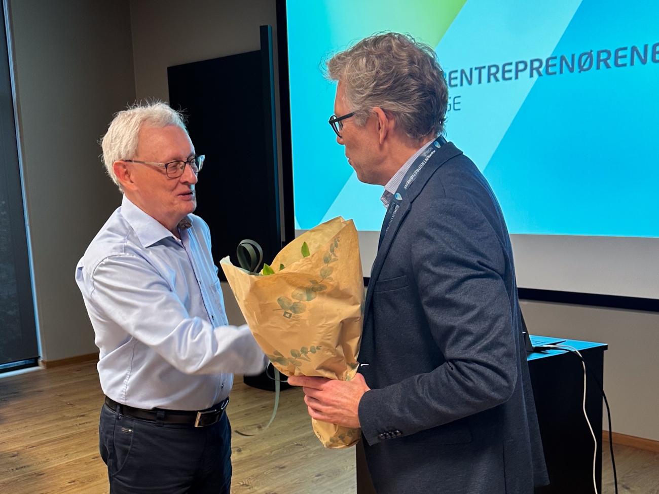 Dag Halvorsen, æresmedlem i Rørentreprenørene Norge, eier og tidligere daglig leder i Sig. Halvorsen i Sandnes, har valgt å avslutte sin epoke i Entreprenørutvalget. Her mottar han blomster og ros av styreleder Tore Bakke.