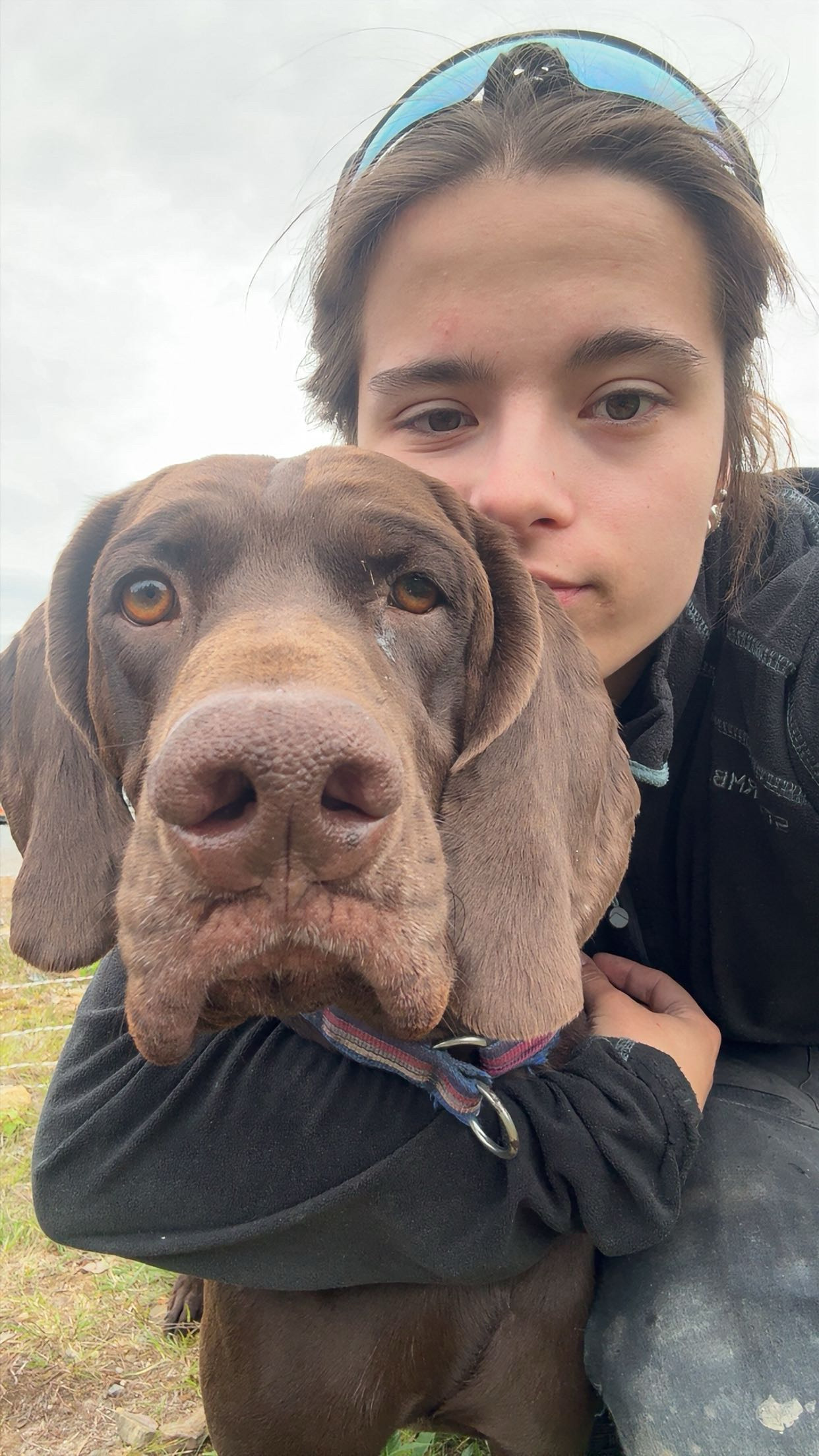 Hannah-Anette som holder rundt hunden Ymse