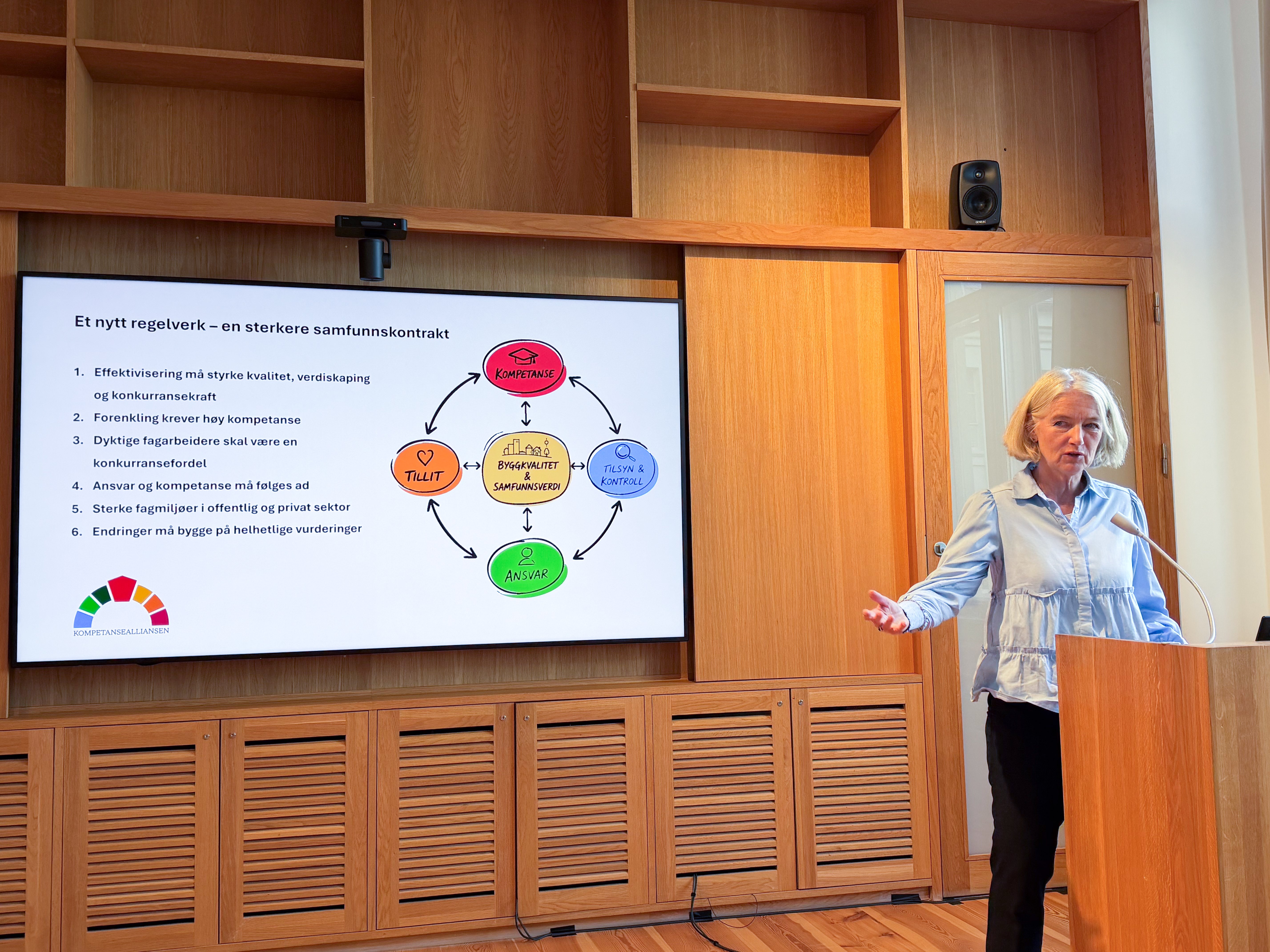 Adm. dir. Marianne W. Røiseland i RørNorge som prater foran en forsamling på Kompetanseforum.