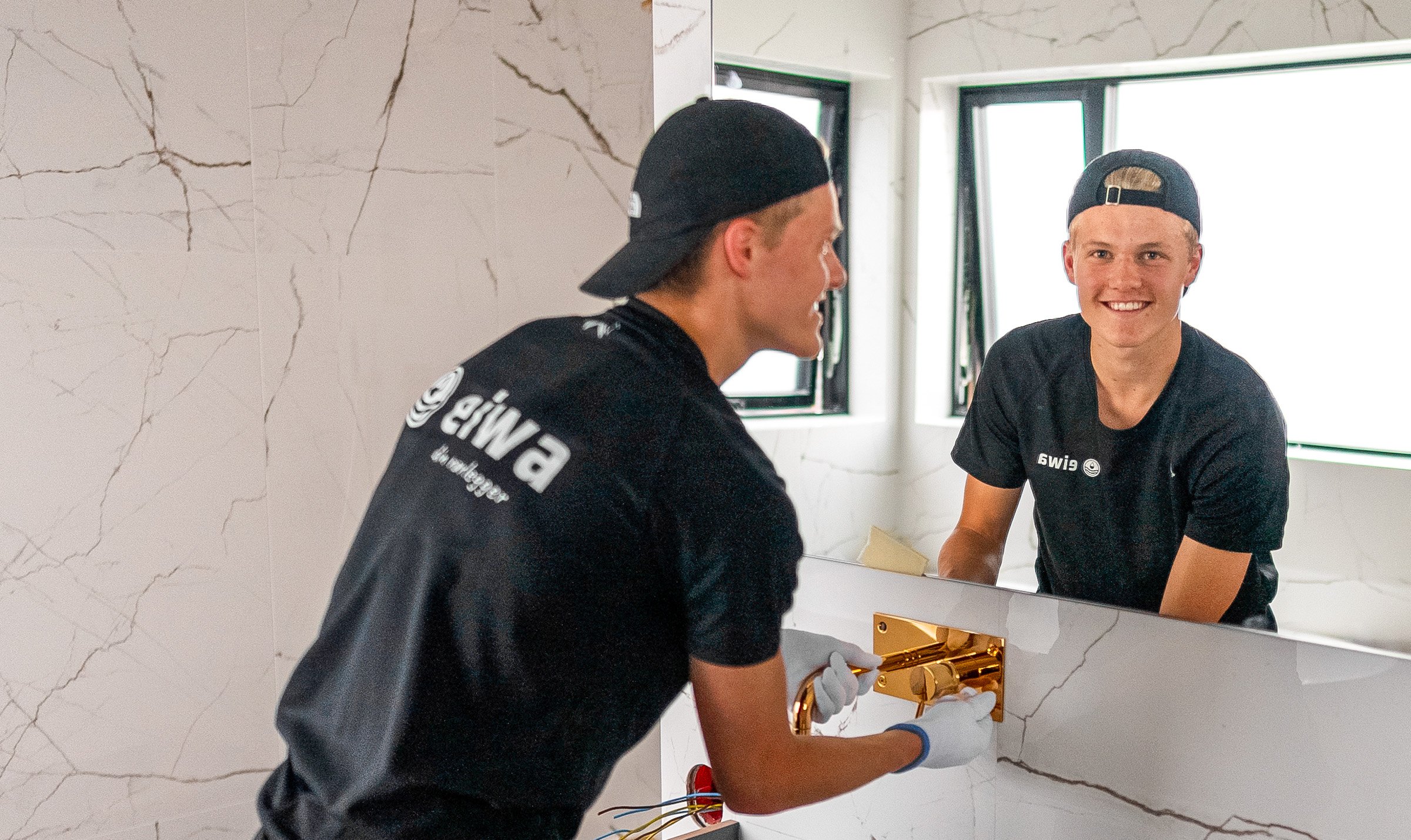 Tidligere lærling, nå fast ansatt Elias på jobb. Elias er også RørAmbassadør for BliRørlegger. Foto: Eiwa.