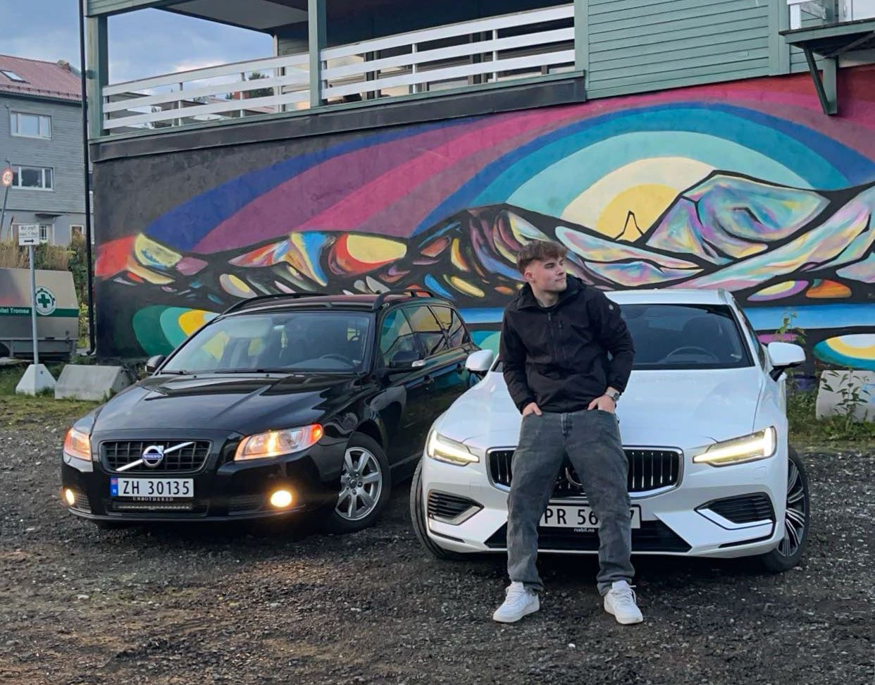 Ken Godtliebsen som lener seg på en hvit volvo foran en tagget vegg.