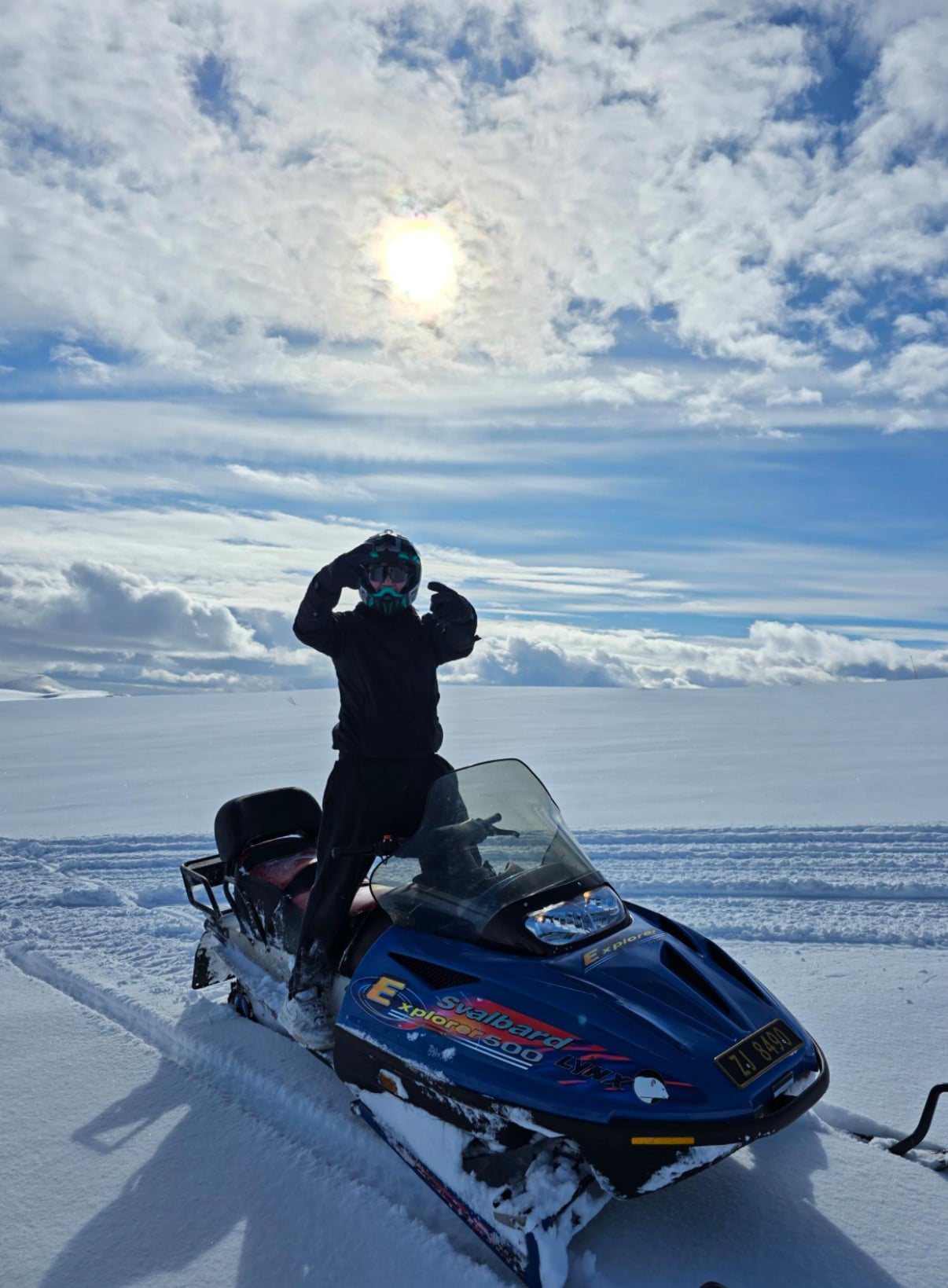 Ken Godtliebsen på en snøskuter ute på vidda i fint vær.