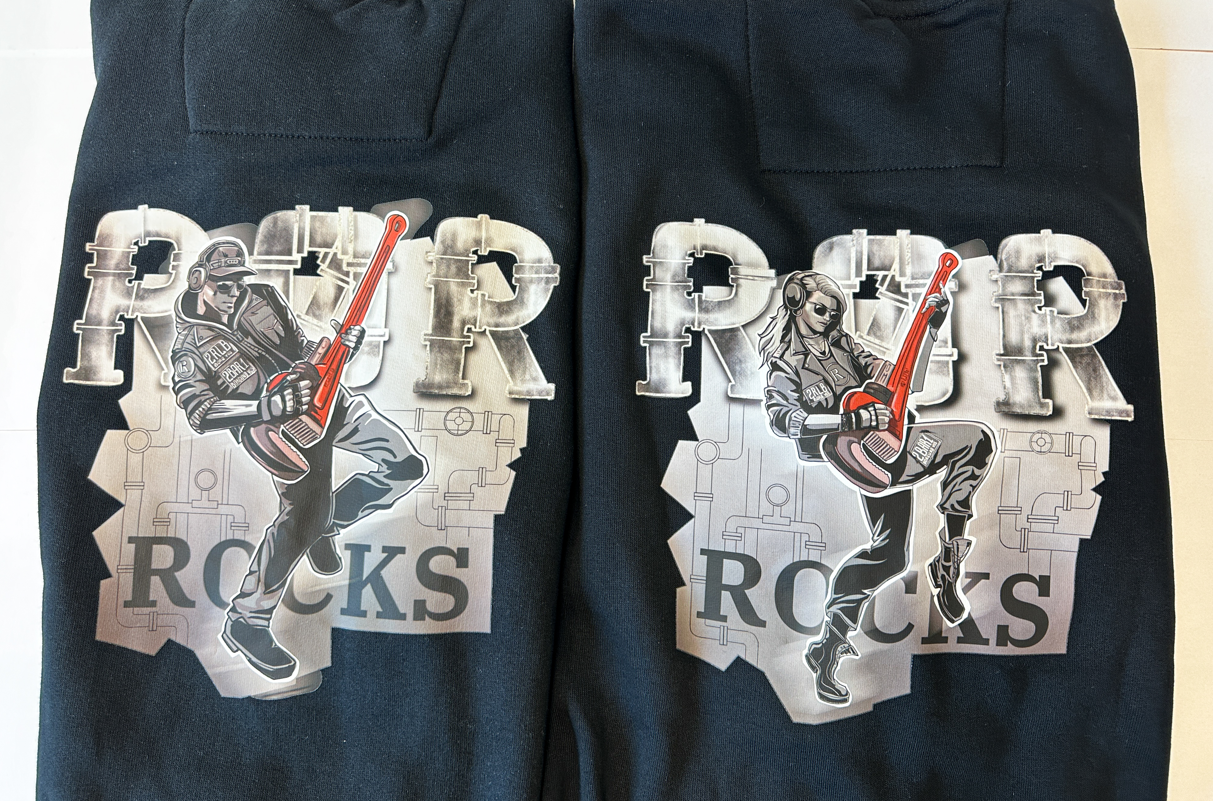 To sorte gensere med trykket "Rør Rocks"