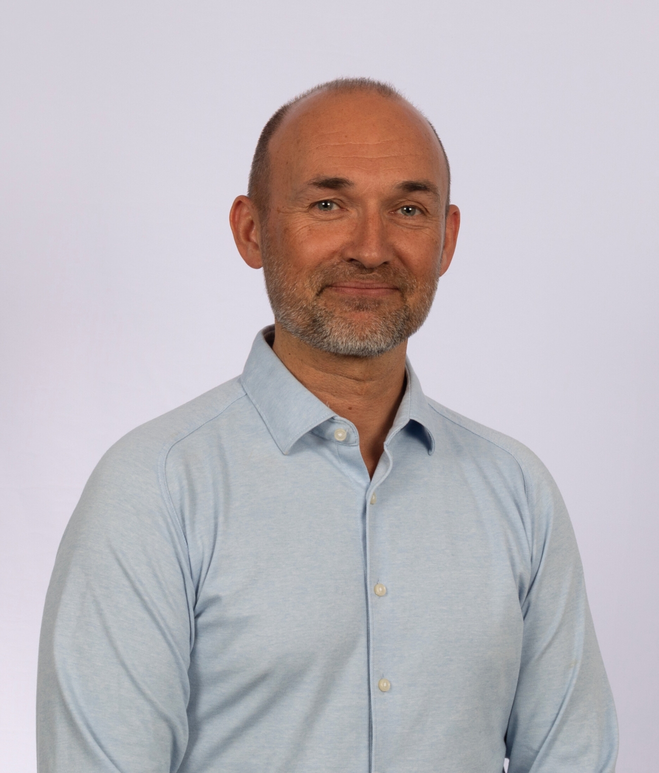 Smilende portrettfoto av Thomas Jørs