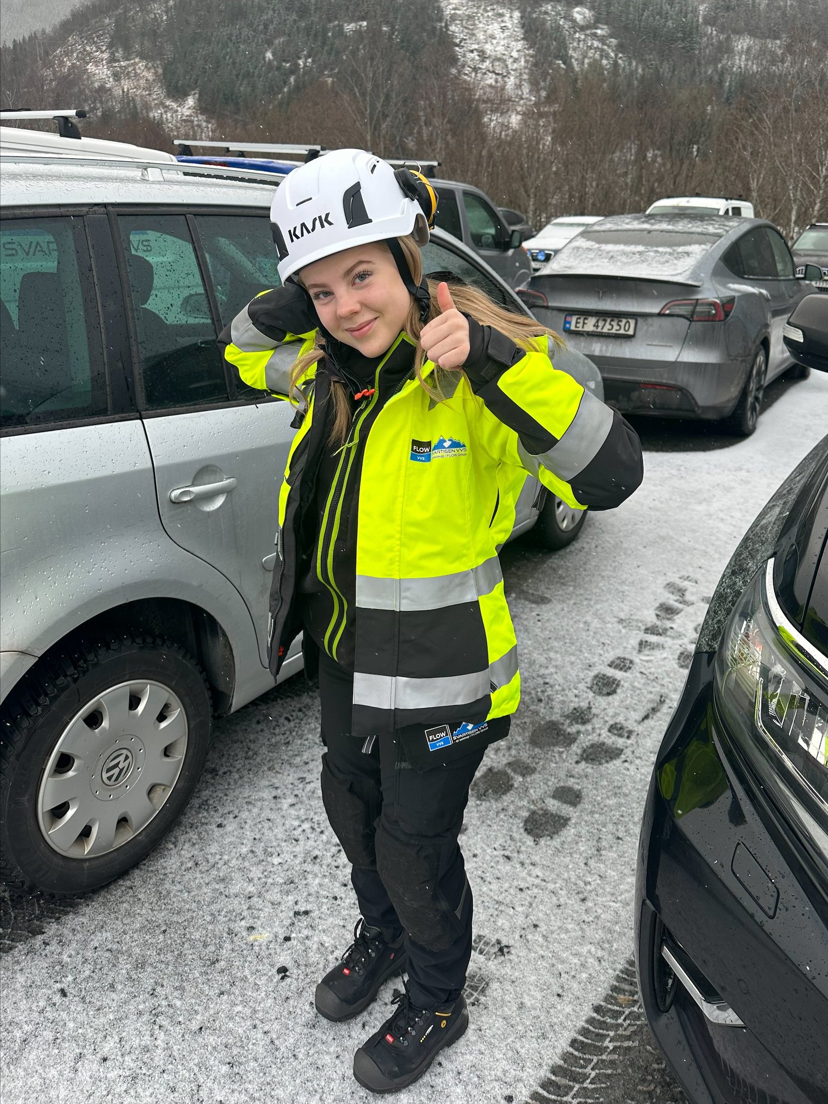 Skoleelev Alva på første jobbdag hos Svartisen VVS.