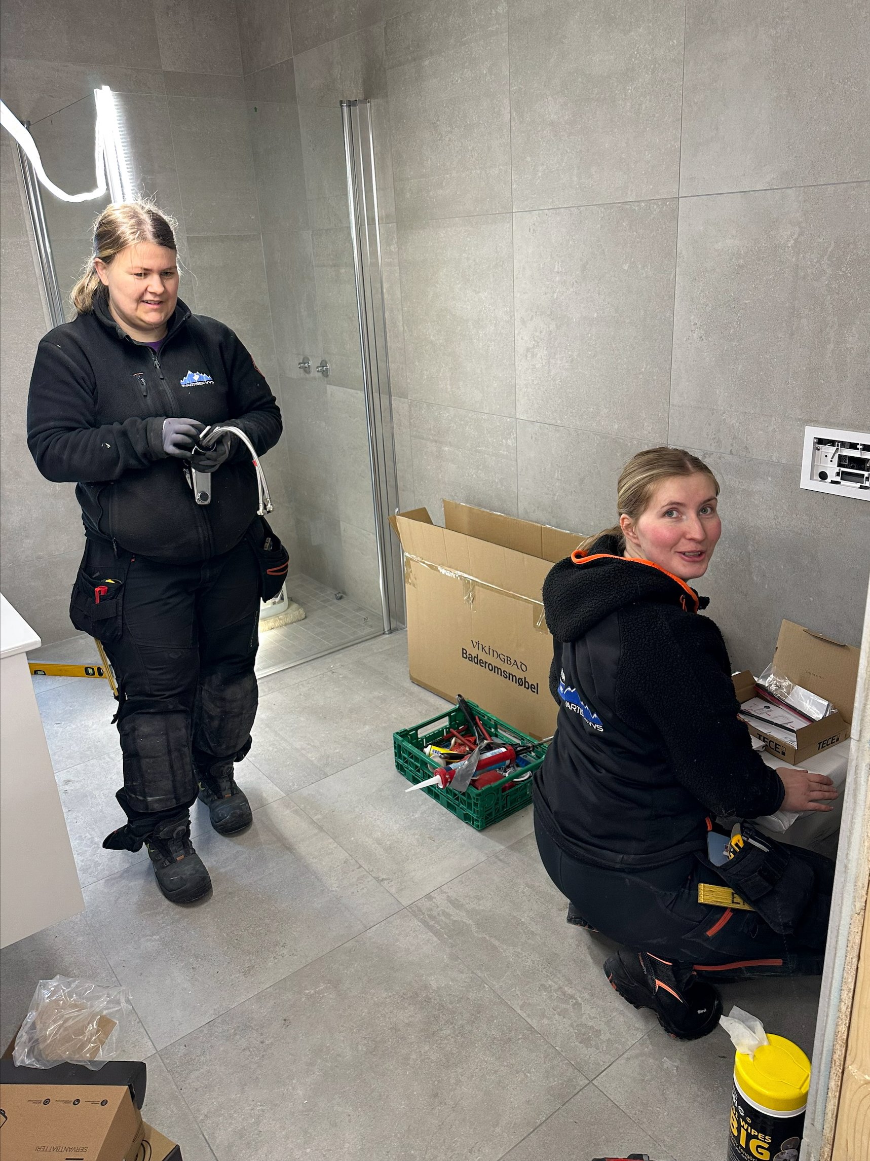 Faglig leder, Gry Uhrenfeldt og lærling Elise Mork på jobb.