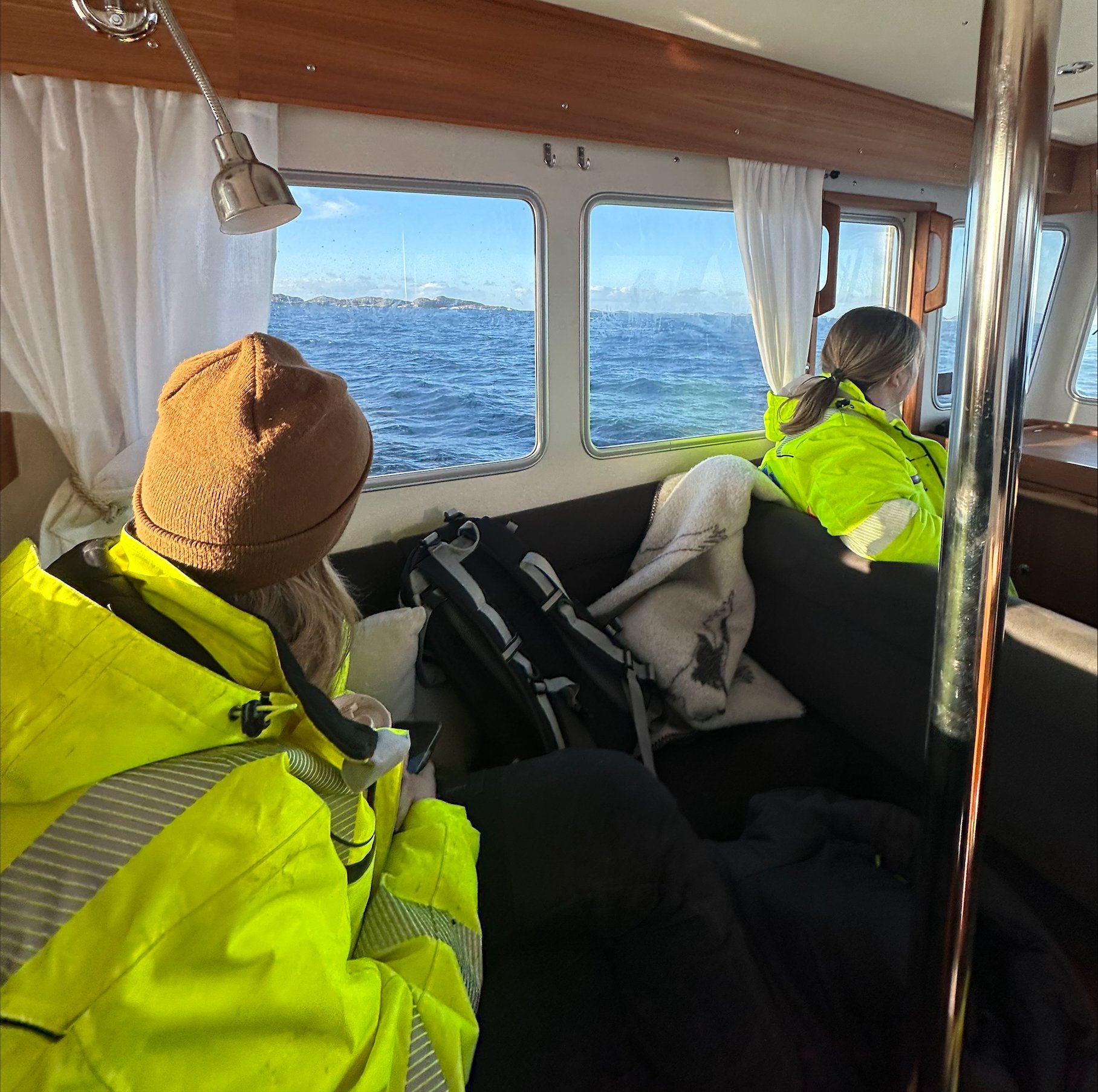 Faglig leder, Gry Uhrenfeldt og lærling Elise Mork på båt til oppdrag. Foto: Svartisen VVS.