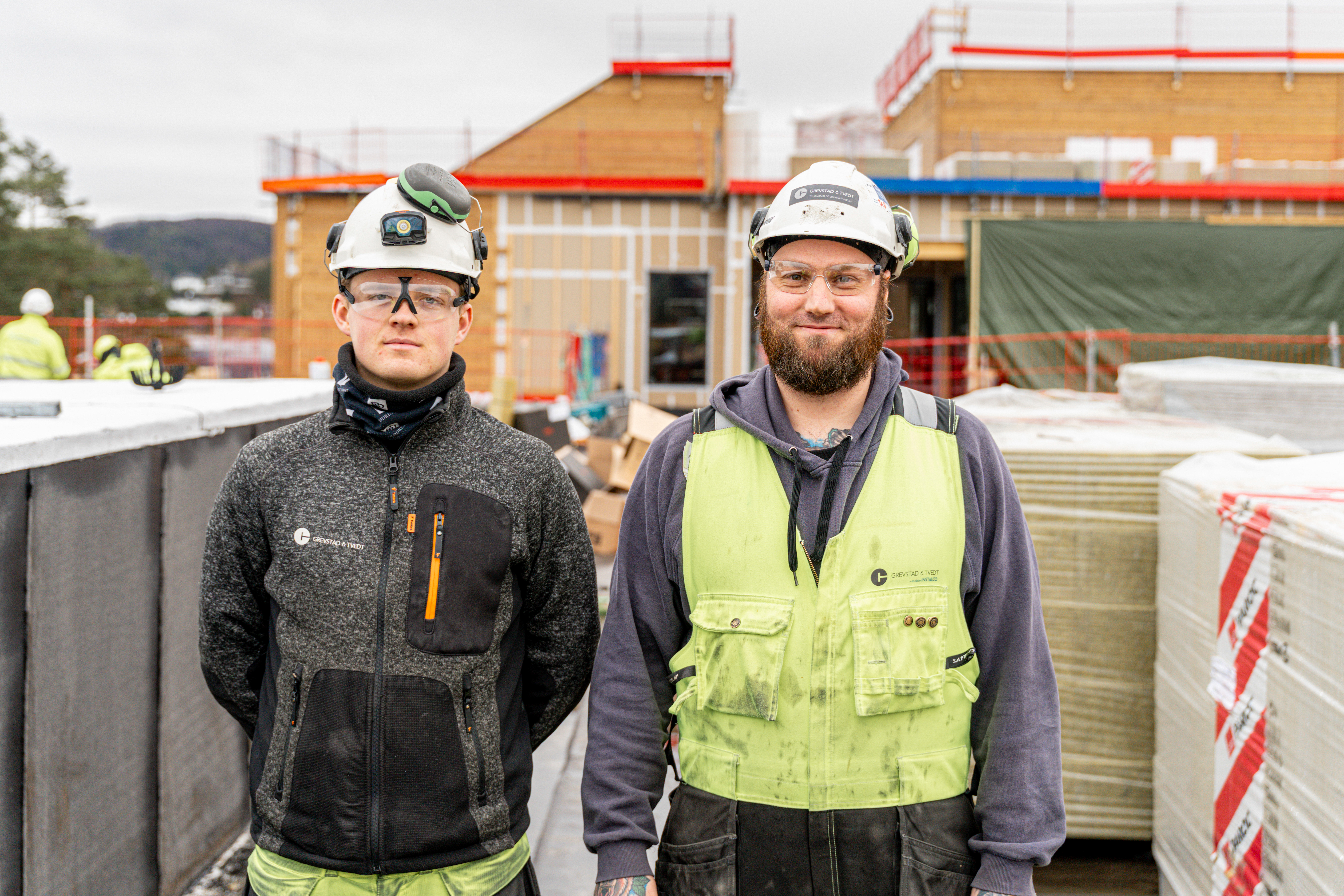 Lærling Arian, instruktør Tor Arne på byggeplass. Foto: Grevstad & Tvedt VVS