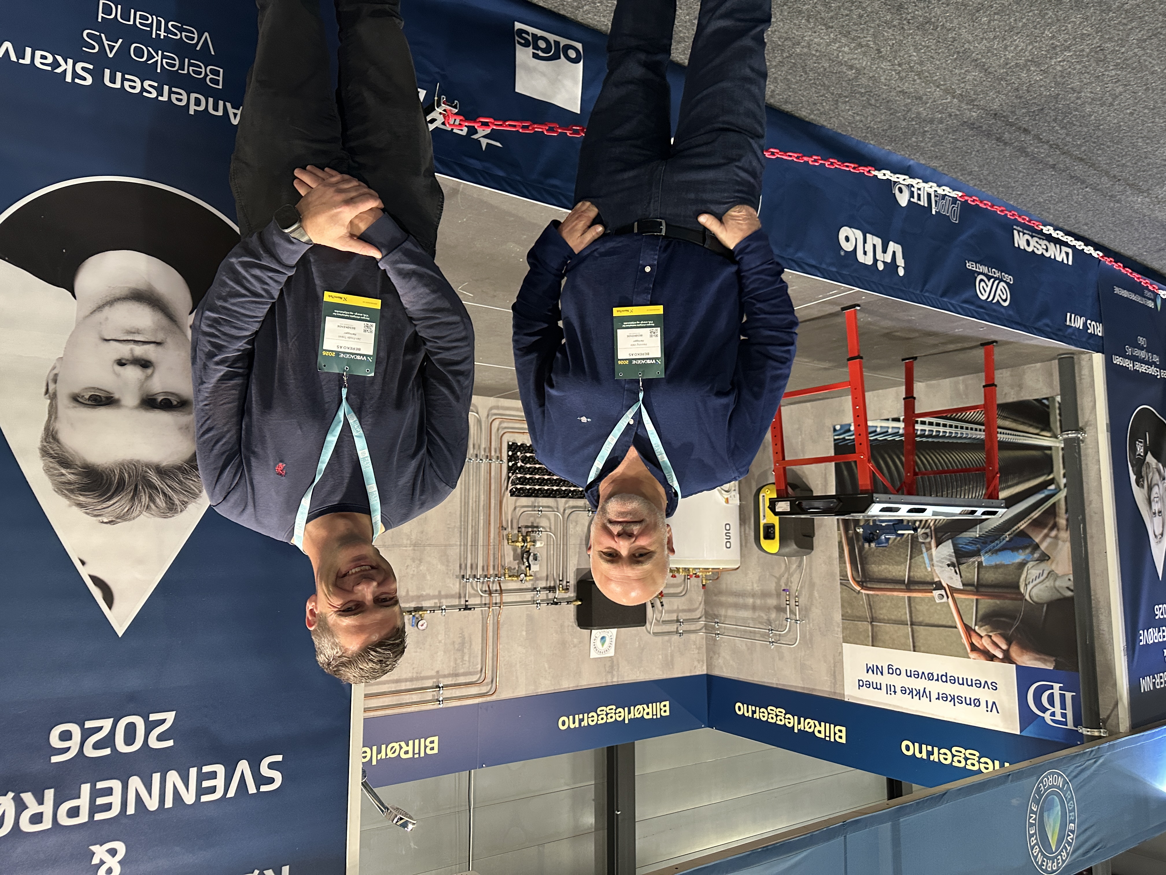 Bildet viser daglig leder, Henning Vatne i Bereko AS og Jan-Frode Tr&aelig;et, r&oslash;rleggemester og l&aelig;rlingansvarlig i Bereko AS