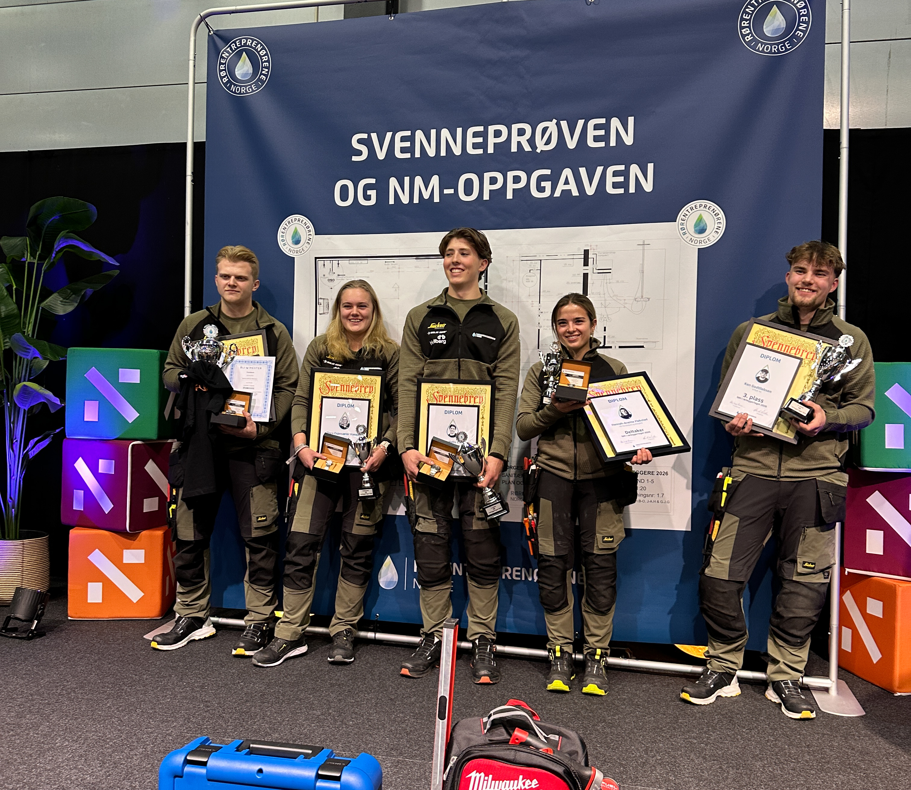 P&aring; bildet ser vi fra venstre, Morten Andersen Skarvatun (20), Bereko AS, Vestalnd, Hannah-Anette Flekstad (20), VB Randsfjord og &Oslash;deg&aring;rd, Buskerud, Magne Melby Eithun (19), R&oslash;rlegger&rsquo;n Verdal AS, Tr&oslash;ndelag, Thea Espes&aelig;ter Hansen (19), R&oslash;r & Kj&oslash;kken AS, Oslo , Tr&oslash;ndelag, Ken Godtliebsen (20), VVS24 AS, Troms