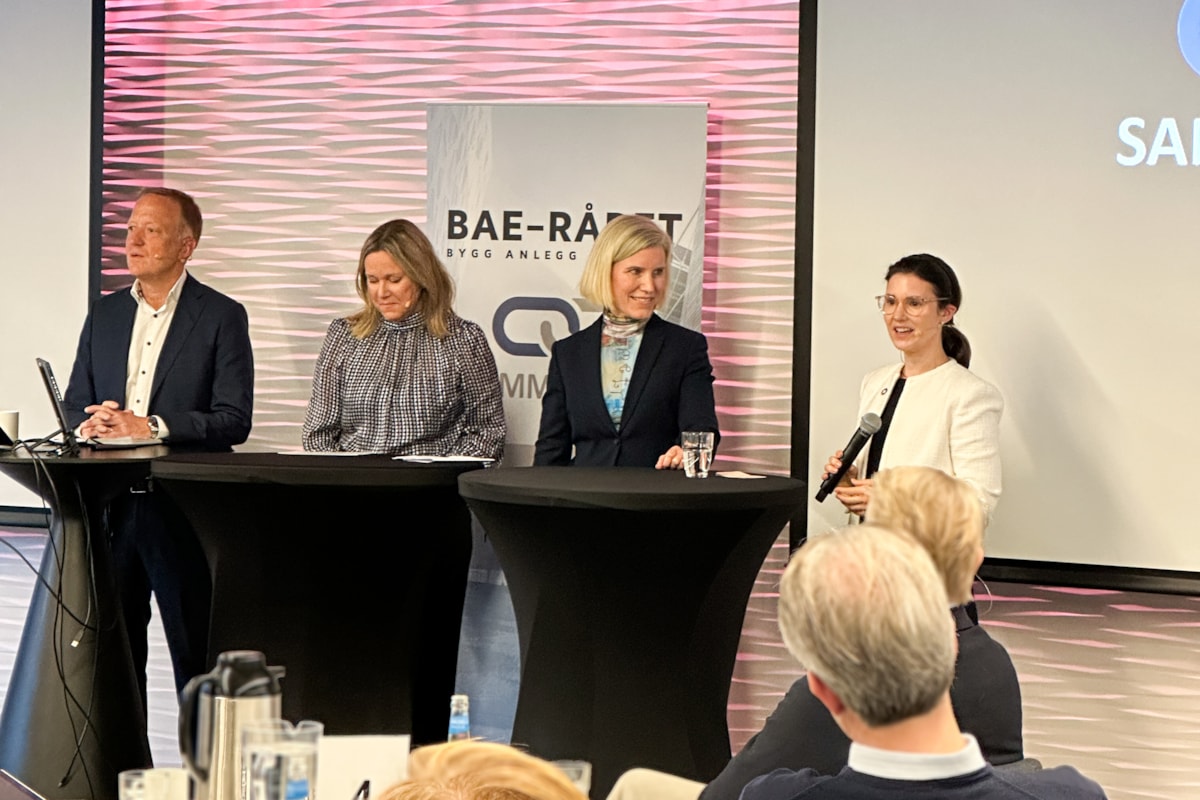 Panelsamtale: Harald V. Nikolaisen (administrerende direktør i Statsbygg), Randi Lekanger (direktør bærekraft og miljø i Skanska), Birgit Farstad Larsen (administrerende direktør i Cowi), og Karina Nilsen (bærekraftsansvarlig i GK).