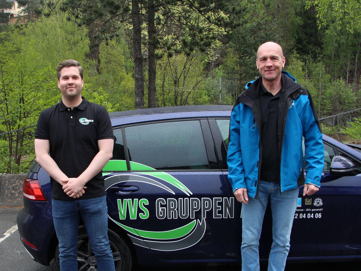 Marius Holm (til venstre) og Jan Vidar Bergersen jobber i VVS Gruppen, som nylig ble sertifisert som miljøfyrtårn. Det tjener både klimaet og bedriften på. (Foto: Stein Arild Iglebæk)