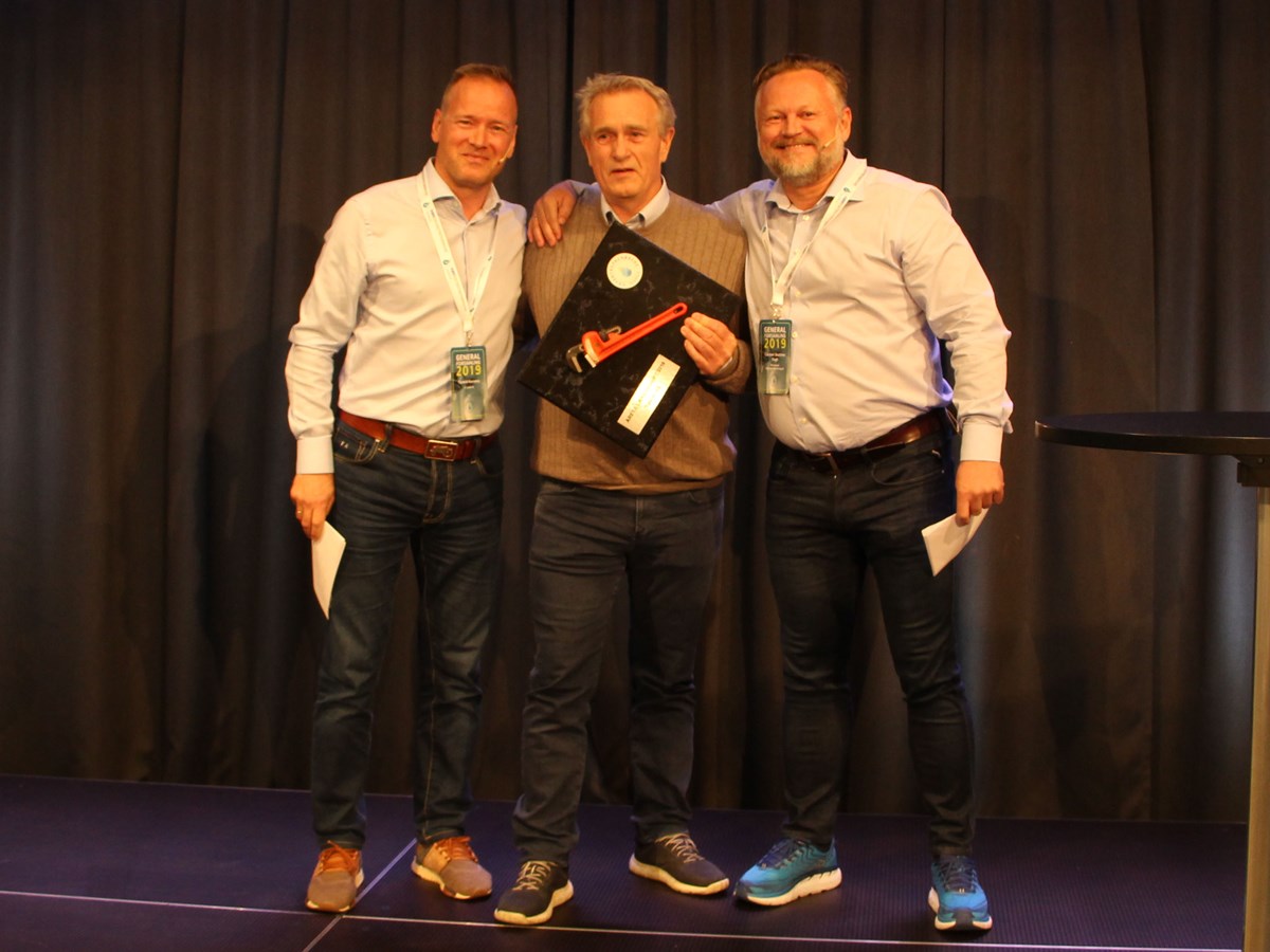 Jørn Brog mottar prisen Årets lærebedrift 2019 av styreleder Torkild Korsnes (til venstre) i Rørentreprenørene Norge og nestleder Carsten Skottner Engh.
