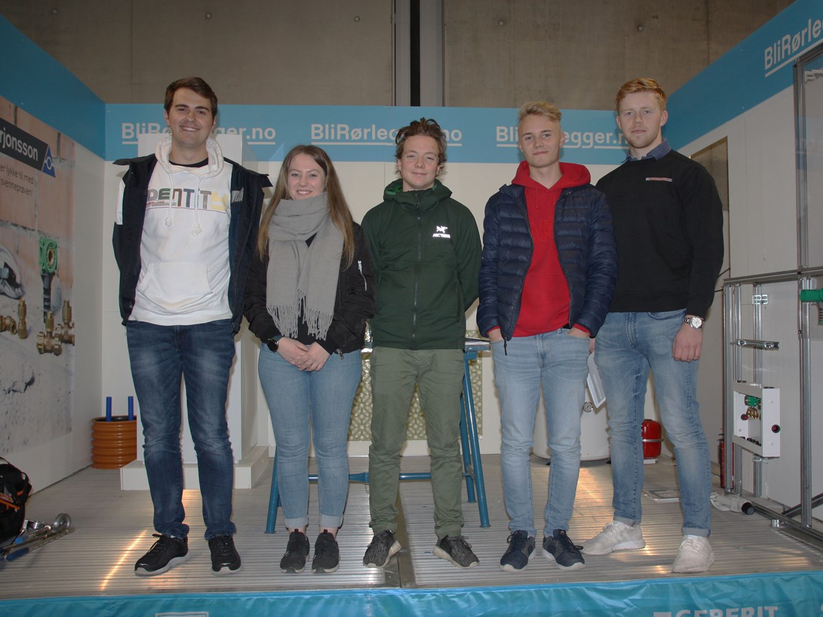 Finalistene til NM i rørleggerfaget 2019 (fra venstre): Daniel Eide Mjelde, Sandra Eilertsen, Aksel Halvorsen, Magnus Skjellum Nielsen og Erlend Haug.