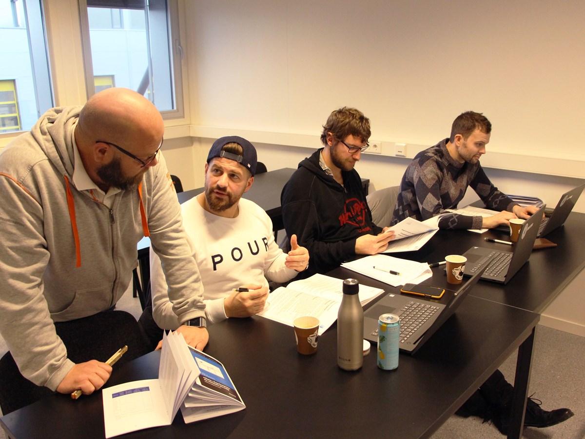 KUNNSKAPSTØRSTE: Jon-Aril Hagen (til venstre) veileder Mahdi Haidar, Sebastian Trollstad og Christopher Olsen i prosjektoppgaven. (Foto: Stein Arild Iglebæk)