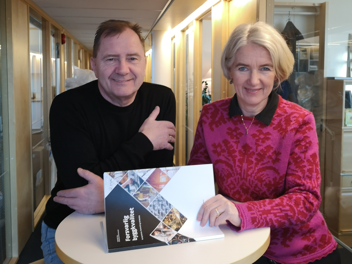 Oddgeir Tobiassen og Marianne W. Røiseland skal nøye studere den ferske rapporten om byggkvalitet.