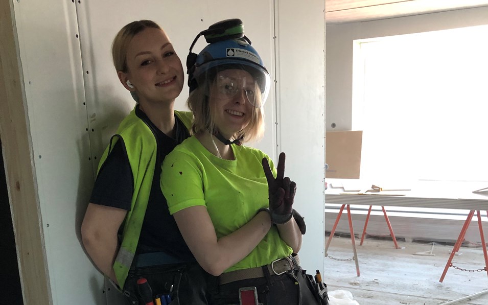 Lærlingene Sophie Ålandslid Grühn og Ida Weea Børstad stortrives hos Eriksen & Jensen AS. Bildet er tatt på byggeplass i Sandvika hvor bedriften installerer rør i 150 leiligheter. (Foto: privat)