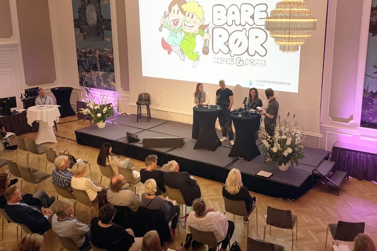 RørAmbassadørene Katrine Horghagen og Didrik Berg Haltvik ble med på liveopptak av Bare Rør foran publikum på Rørentreprenørene Norges Generlforsamling.