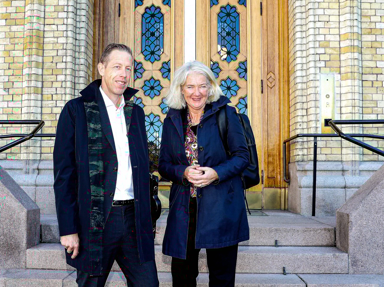 Øystein Seljeflot og Marianne W. Røiseland foran Stortinget