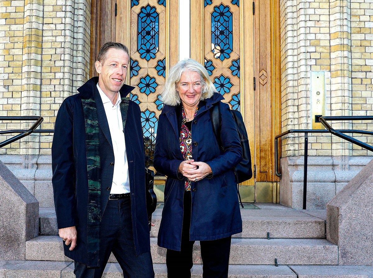 Øystein Seljeflot og Marianne W. Røiseland foran Stortinget