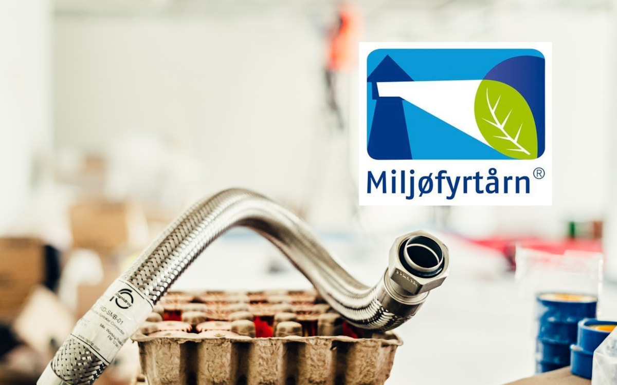 Illustrasjonsbilde med rør og Miljøfyrtårn-logo