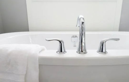 Bilde av et badekar med kraner.
